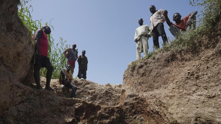 כורים במכרה ליתיום לא חוקי בניגריה