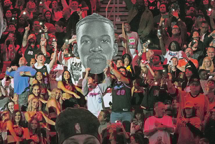 אוהדי מיאמי היט עם תמונה של ג'ימי באטלר