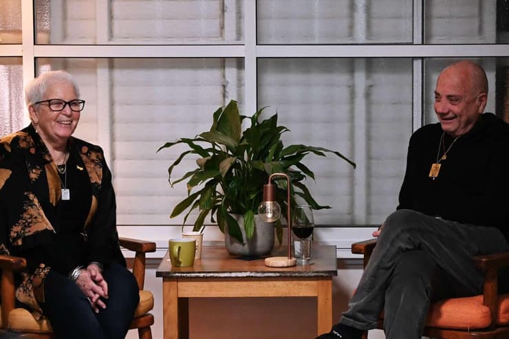 שורד השבי לואיס הר במפגש עם ניצולת השואה חנה גרנות   