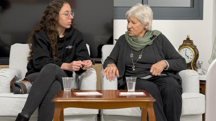 לני ונופר במהלך המפגש. כשאובדן וטראומה נפגשים