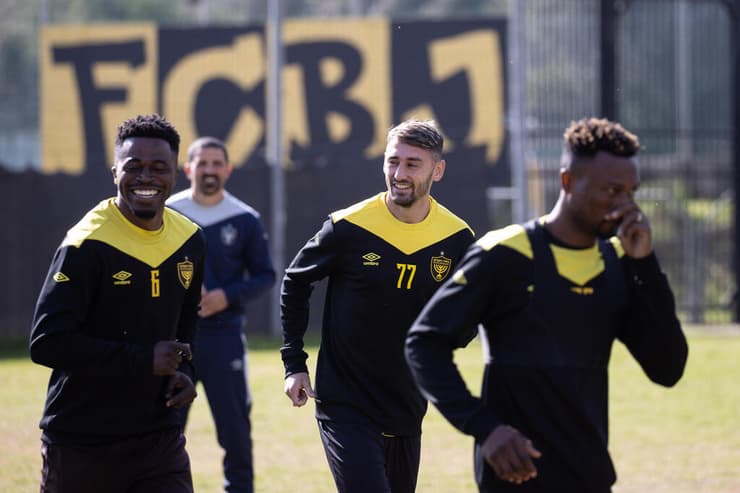 "הייתי נחוש, רק בית"ר" (צילום: אלכס קולומויסקי) עומר אצילי באימון בית"ר ירושלים עם איסמעיליה סורו, פטריק טוומאסי