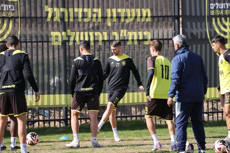  אצילי באימון הבכורה