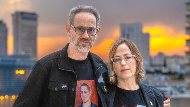 אורנה ורונן הוריו של עומר נאוטרה החייל שנחטף לעזה וגופתו מוחזקת בשבי החמאס בראיון ממטה החטופים