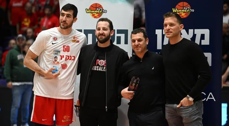 גל מקל, יונתן אלון, מתן אדלסון ויובל זוסמן עם פרס שחקן החודש