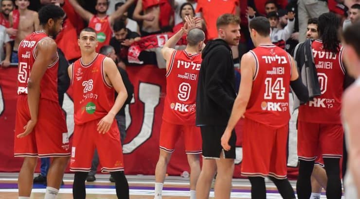 שחקני הפועל תל אביב חוגגים