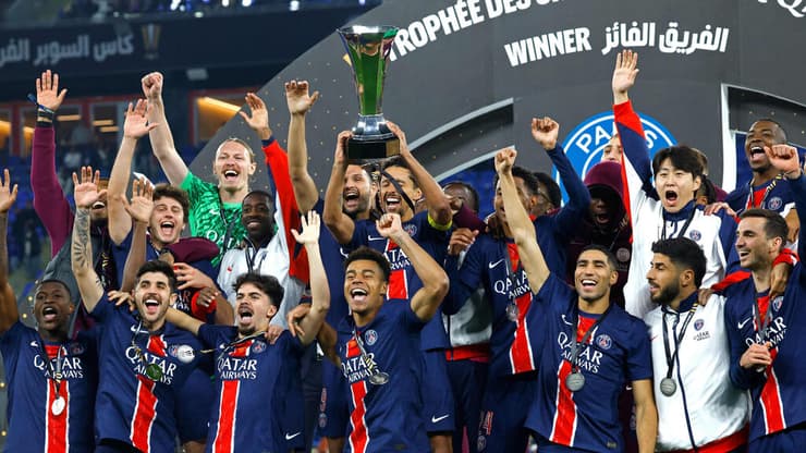 שחקני פריז סן ז'רמן עם גביע הסופר קאפ הצרפתי