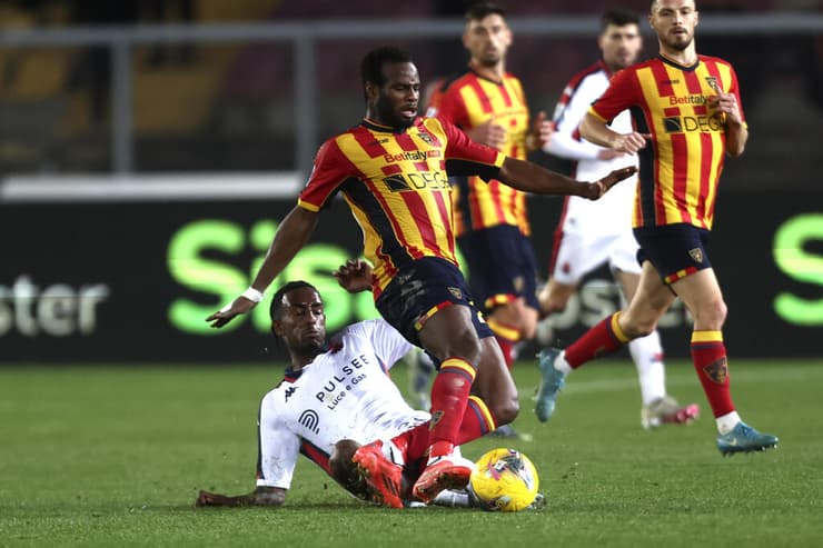 שחקן גנואה ליאור קאסה מתקל את שחקן לצ'ה לסאנה קוליבאלי