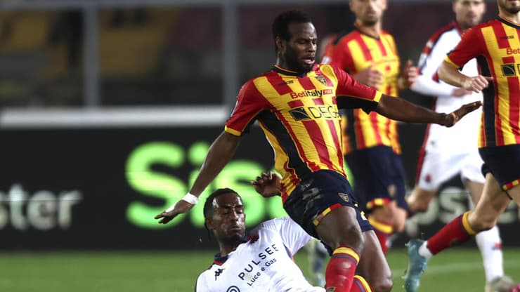 שחקן גנואה ליאור קאסה מתקל את שחקן לצ'ה לסאנה קוליבאלי