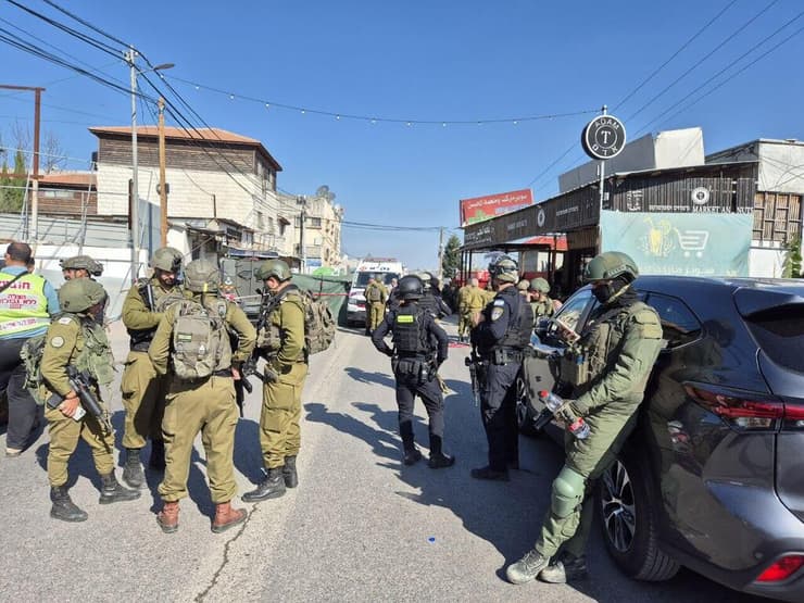 כוחות צה"ל בזירה בה אירע פיגוע הירי באל פונדוק