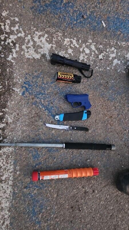 הכלים שנלקחו מאוהדי בית"ר שנעצרו (צילום: משטרת ישראל) הכלים שנלקחו מאוהדי בית"ר שנעצרו