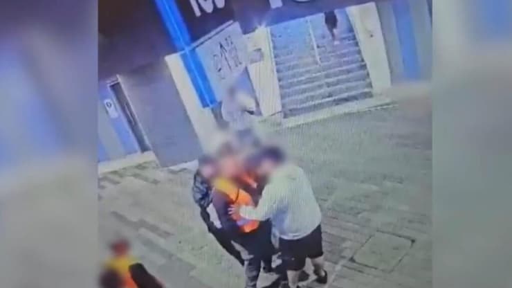 תיעוד אוהדי מכבי ת"א מכים מאבטח 