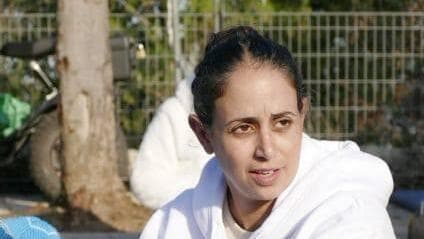 עופרי ביבס בהפגנה של משמרת 101 מול הכנסת 