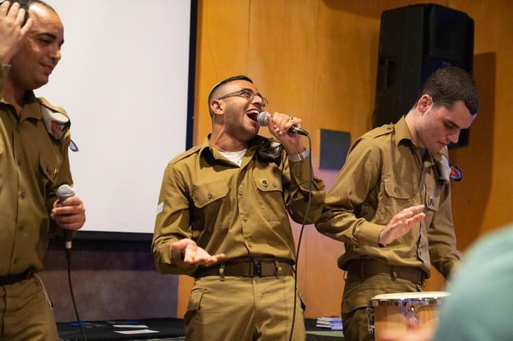 "נהנים להיות חלק מסדר היום של החיילים"    