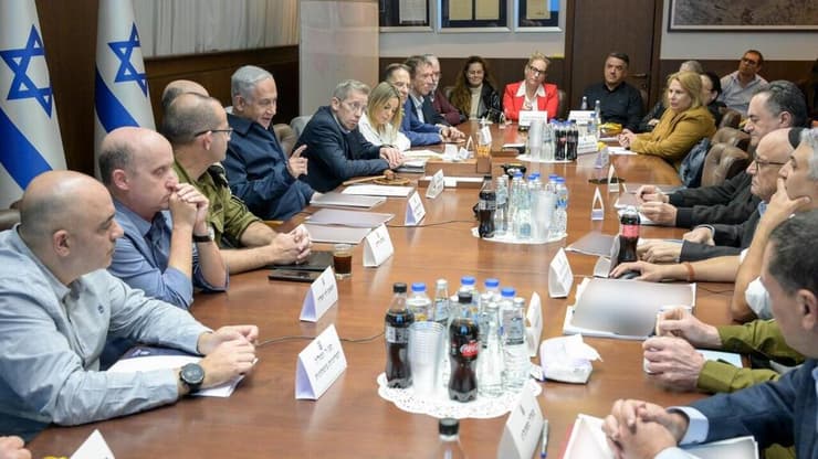 ראש הממשלה נתניהו מקבל לידיו את המלצות "ועדת נגל"