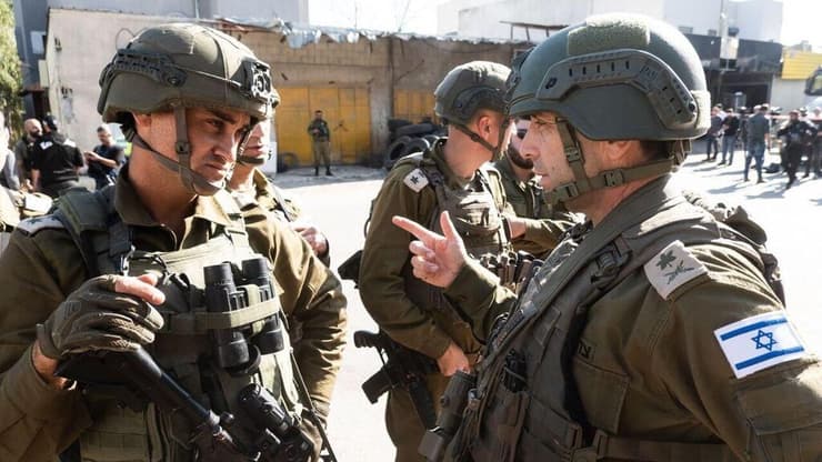  מפקד פיקוד המרכז, אלוף אבי בלוט, קיים הערכת מצב בזירת הפיגוע עם מפקד אוגדת איו״ש, תת-אלוף יקי דולף ומפקדים נוספים