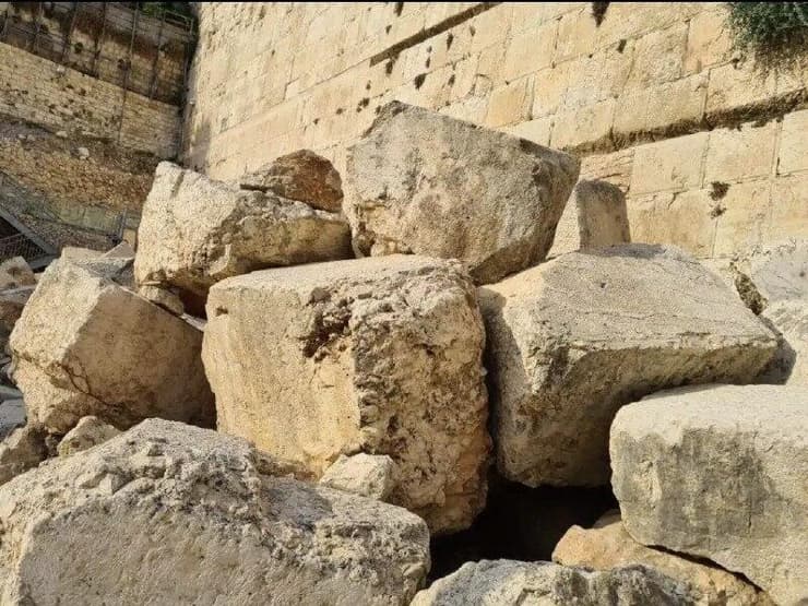 אבנים ליד הכותל המערבי