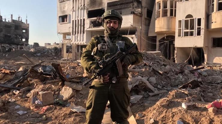 שי דדון בפעילות בעזה. "זו היתה המשימה האחרונה שלנו ברצועה" (מהאלבון הפרטי) שי דדון בפעילות בעזה