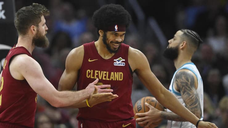 אלן חוגג, הלילה מול שארלוט (צילום: David Richard-Imagn Images) אלן