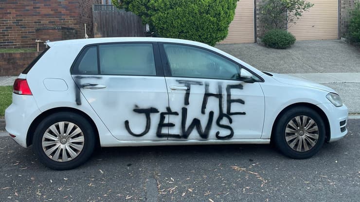 הכתובת שרוססה על המכונית (צילום: רשת ABC, מתוך הרשתות החברתיות) הכתובת שרוססה על הרכב