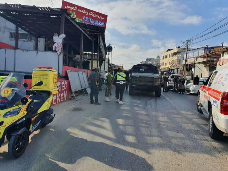 ירי מרכב לעבר רכב ואוטובוס  סמוך לכפר אלפונדוק מזרחית לקלקיליה