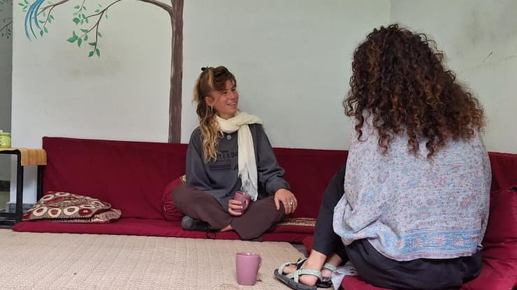 כל מפגש מתחיל בכוס קפה. מטפלת ומטיילת ב"מקום"   