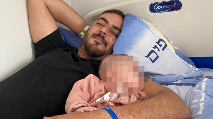 שי דדון עם בתו התינוקת במיטת בית החולים אחרי הפציעה (מהאלבום המשפחתי) שי דדון עם בתו התינוקת במיטת בית החולים אחרי שנפצע קשה ב"חרבות ברזל"