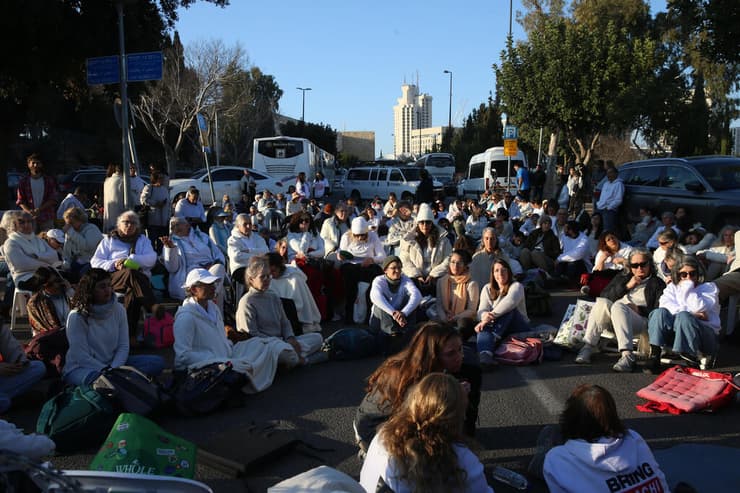 הפגנה של משמרת 101 להחזרת החטופים מול הכנסת