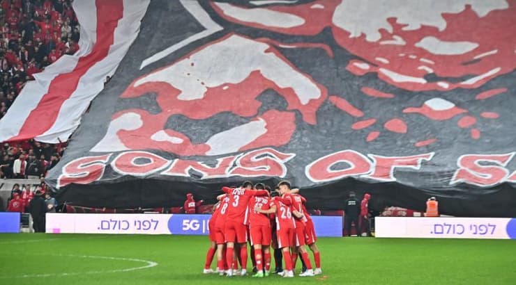 שחקני הפועל תל אביב על רק התפאורה המדהימה של האוהדים