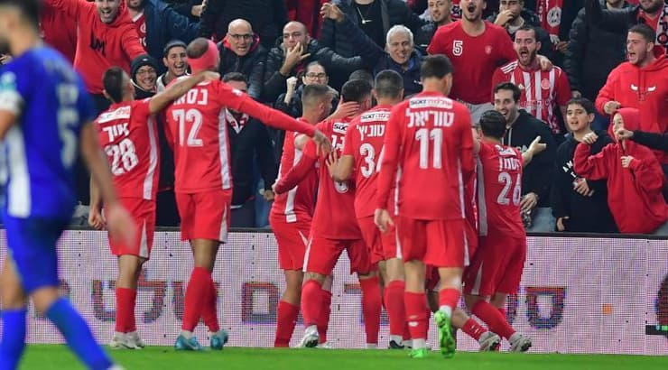 שחקני הפועל תל אביב חוגגים