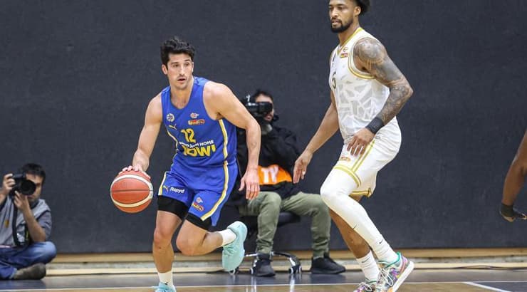 ג'ון דיברתולומאו מול ג'יי פי טוקוטו (לילך וויס-רוזנברג) ג'ון דיברתולומאו מול ג'יי פי טוקוטו