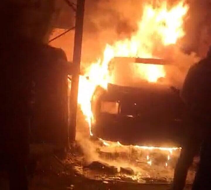 מתנחלים שורפים רכבי פלסטינים בכפר חג'ה