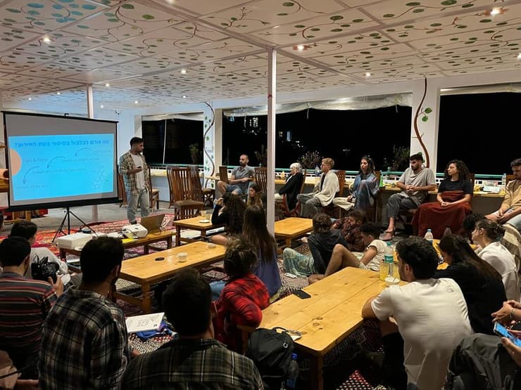 בהרצאה של שוחט ב"מקום". "חזי עזר לי להבין שזה בסדר להרגיש לא בסדר"   