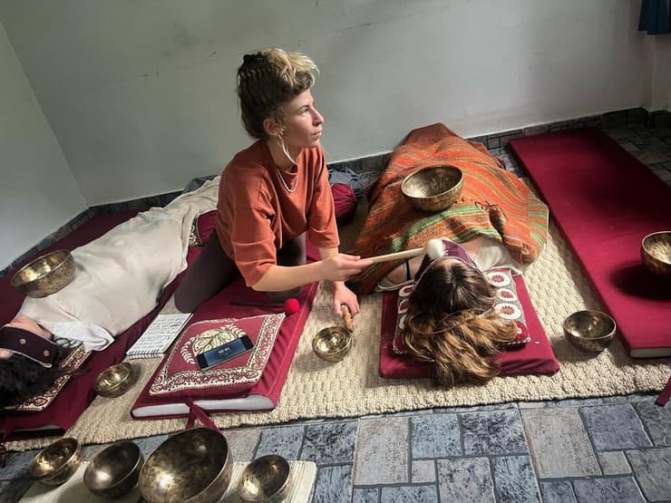 "תהליך משמעותי של ריפוי". טיפול בהילינג ב"מקום"   