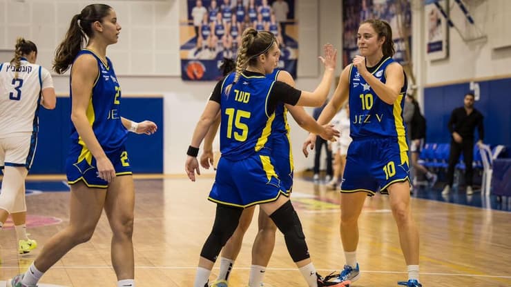 מאיירס, סער והחברות חוגגות