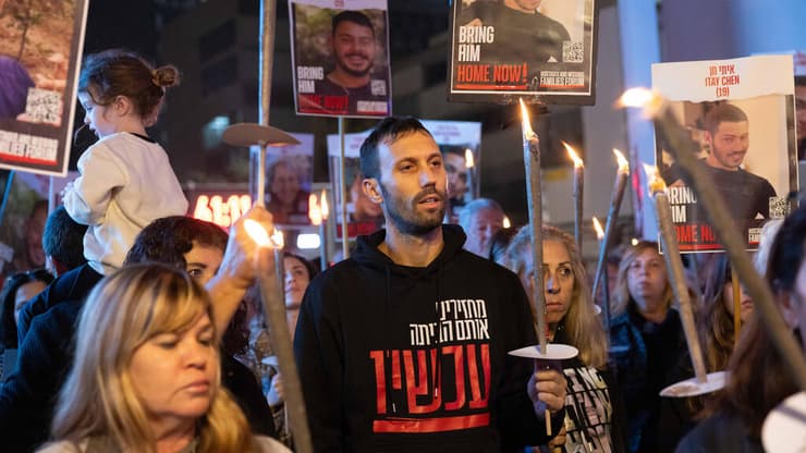 מפגינים בכיכר החטופים בת"א (צילום: עוז מועלם) "מחזירים אותם הביתה עכשיו"