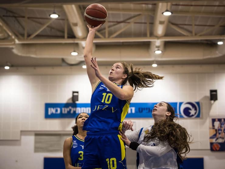 מאיירס בדרך לעוד שתי נקודות