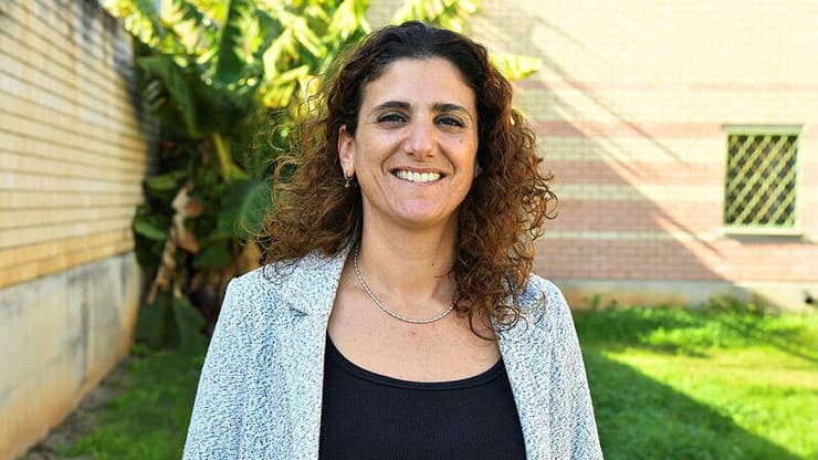 "אני אחות ומה שאני רוצה זה לטפל בך". ג'ני סגלוביץ', מנהלת מערך האֲחָיוּת בבית החולים שער מנשה (צילום: נחום סגל) ג'ני סגלוביץ', מנהלת מערך האֲחָיוּת בבית החולים שער מנשה