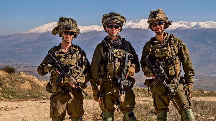 על רקע החרמון: סגן עומר (מימין), סא"ל אלטיט וקצין האג"ם של הגדוד סרן אליאסף (צילום: יובל חן) yk14214273