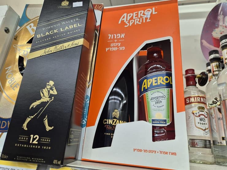 כמה מהמוצרים שמתייקרים (צילום: מירב קריסטל) התייקרות מוצרי אלכוהול: ג'וני ווקר בלאק לייבל, אפרול, וודקה סמירנוף