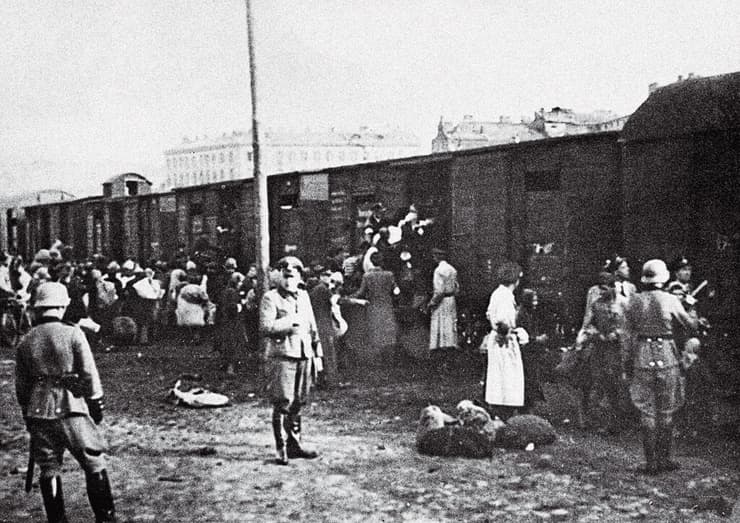 העברת יהודי הגטו אל מחנה ההשמדה טרבלינקה בכיכר אומשלגפלץ