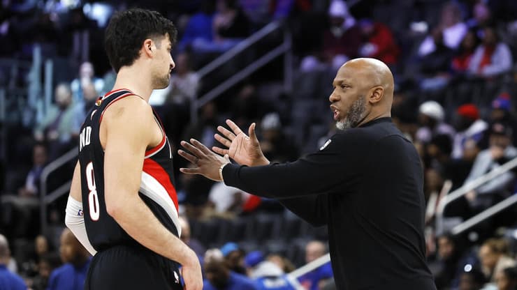 "אנחנו תלויים בדברים שהוא עושה". דני אבדיה עם צ'ונסי בילאפס (AP Photo/Duane Burleson) שחקן פורטלנד טרייל בלייזרס דני אבדיה עם צ'ונסי בילאפס