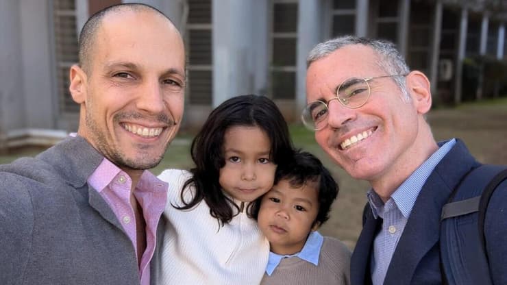 זוג גברים הומואים אימצו רשמית את בנם