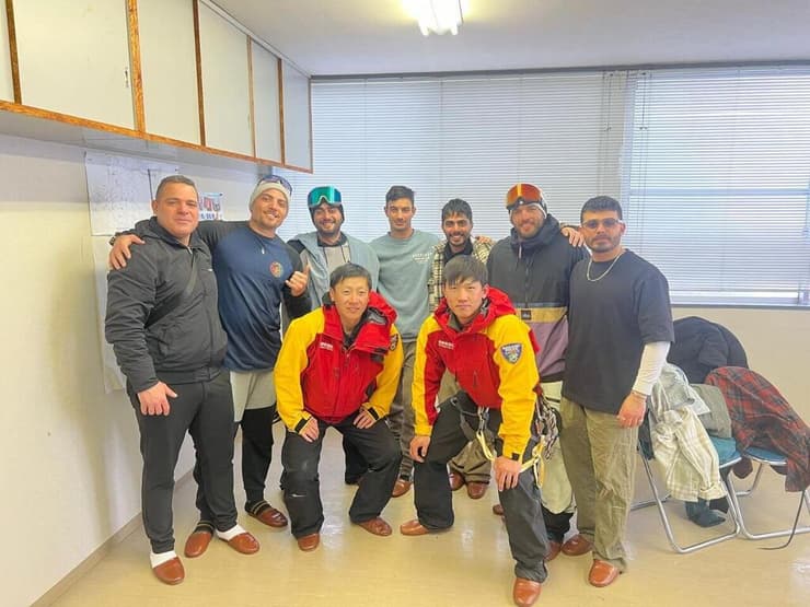 הישראלים שחולצו עם צוות ההצלה המקומי הישראלים שחולצו מההר ביפן עם יחידת החילוץ