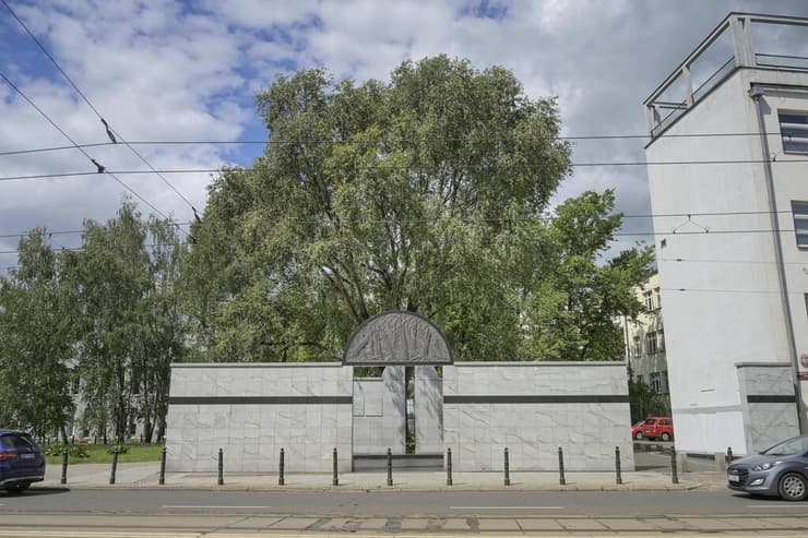 האנדרטה בכיכר אומשלגפלץ