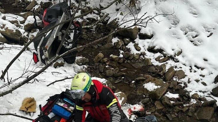 תיעוד מזירת התאונה ברומניה, אתמול אזרח ישראלי בן 30 נהרג היום בתאונה ברכיבה על אופנוע שלג ברומניה.