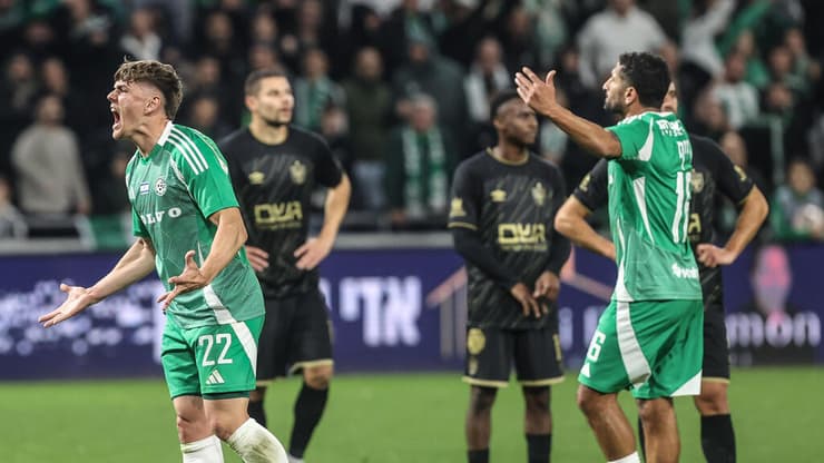 שחקן מכבי חיפה עילי פיינגולד עם קני סייף