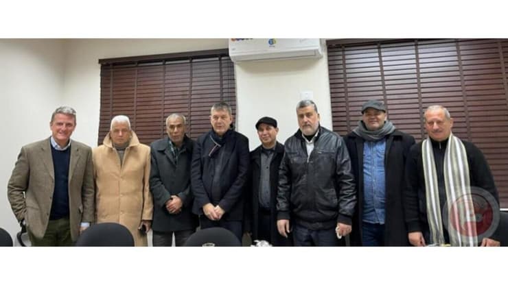 תומאס ווייט מנהל אונר"א בעזה, הנציב הכללי של אונר"א פיליפ לזריני, באסיל אל ולידי חבר בכיר בחזית העממית לשחרור פלסטין ומחמוד חלף, חבר הוועד המרכזי של החזית הדמוקרטית לשחרור פלסטין