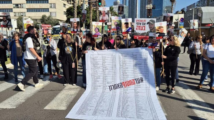 משפחות חטופים ופעילים פורשים על הכביש רשימת ענק הכוללת את 100 החטופים