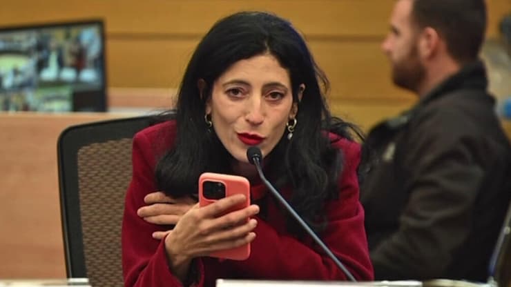 אפרת גוש בישיבת השדולה למניעת התמכרויות