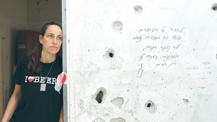נירית הונוולד-קורנפלד, האחות של קיבוץ בארי, במבנה ההרוס של מרפאת השיניים בבארי